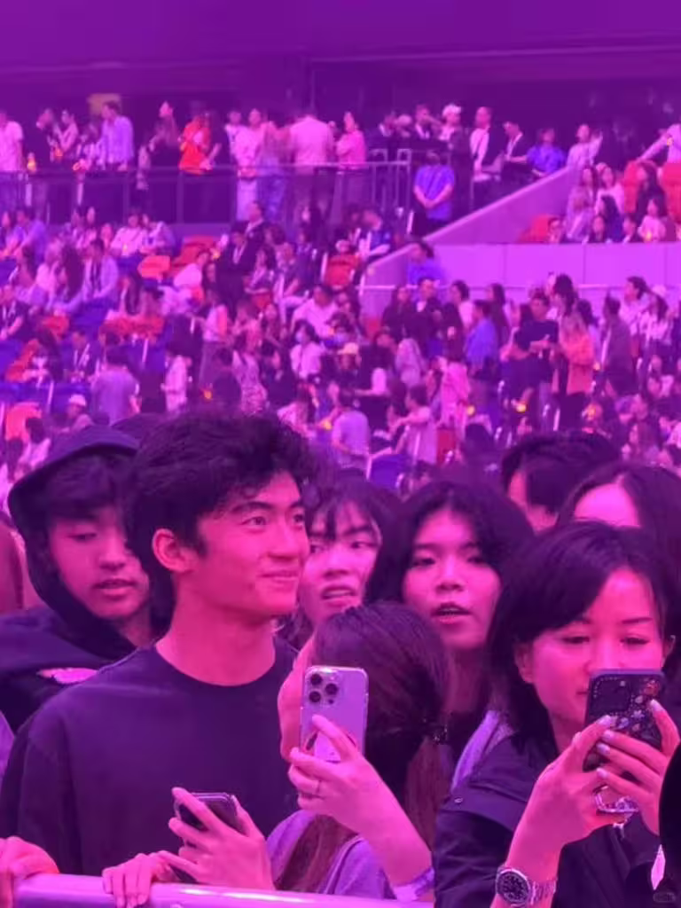 謝霆鋒近期在香港啟德體育場舉辦一連4場演唱會,媽媽狄波拉也帶著Lucas、Quintus一起在台下聆聽。(圖/翻攝自微博) 謝霆鋒近期在香港啟德體育場舉辦一連4場演唱會,媽媽狄波拉也帶著Lucas、Quintus一起在台下聆聽。(圖/翻攝自微博)
