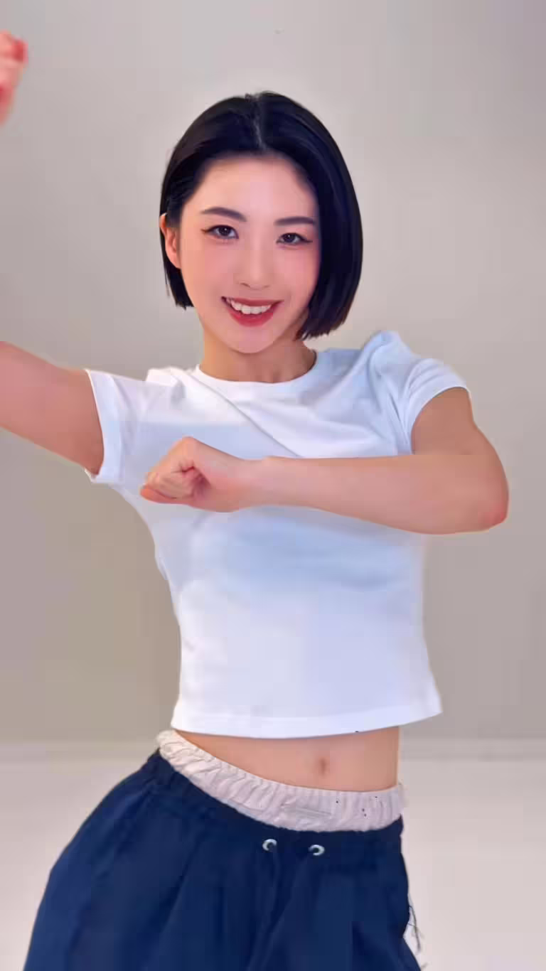 nona換上白T露出水蛇腰。(圖/翻攝自IG) nona換上白T露出水蛇腰。(圖/翻攝自IG)