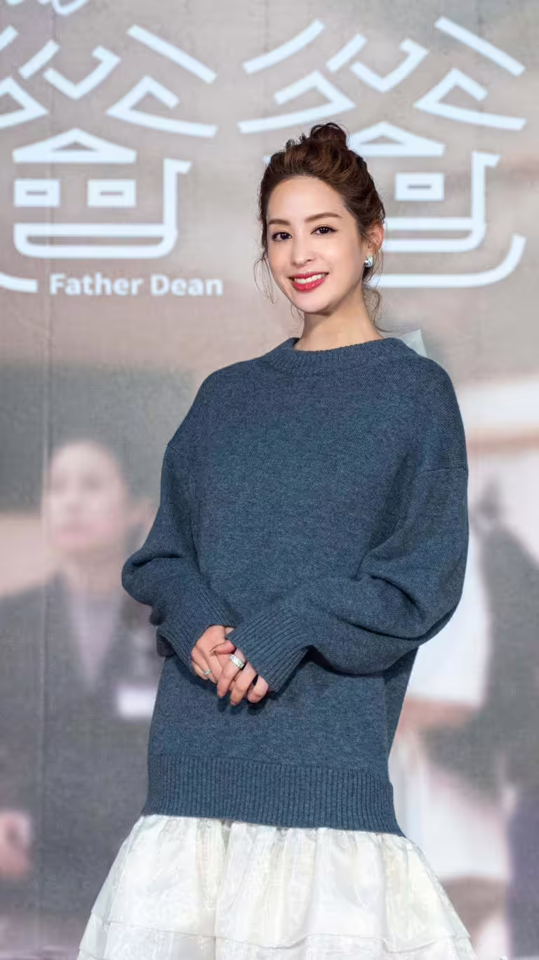 莫允雯挖掘院長夫人原型人物充滿少女心。(圖/大愛提供) 莫允雯挖掘院長夫人原型人物充滿少女心。(圖/大愛提供)