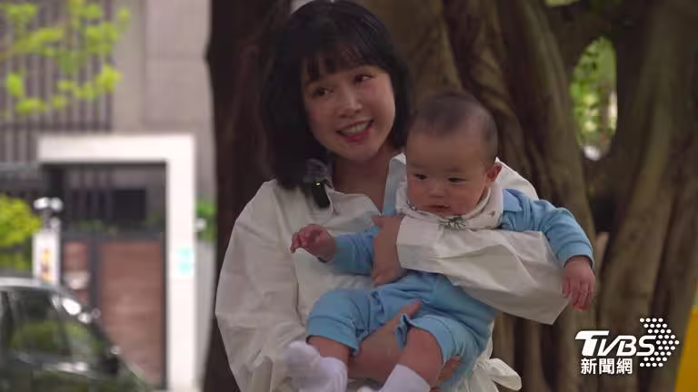 李佳穎享受成為母親的喜悅(圖/TVBS) 李佳穎享受成為母親的喜悅(圖/TVBS)