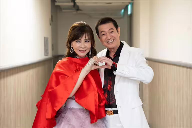 蔡小虎和龍千玉在藍寶石合作演出。(圖/高雄流行音樂中心提供) 蔡小虎和龍千玉在藍寶石合作演出。(圖/高雄流行音樂中心提供)