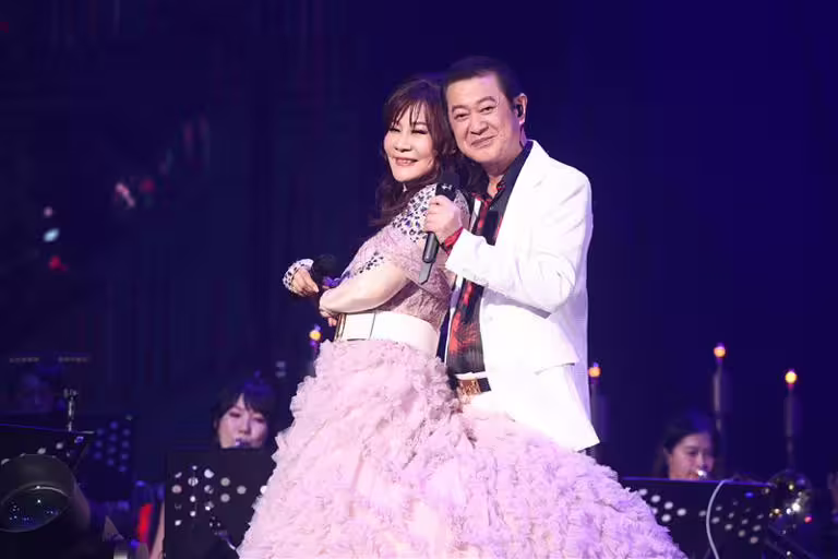 蔡小虎和龍千玉在藍寶石合作演出。(圖/高雄流行音樂中心提供) 蔡小虎和龍千玉在藍寶石合作演出。(圖/高雄流行音樂中心提供)