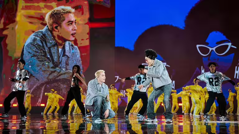 周湯豪(左)和媽媽比莉昨擔任世壯運開幕演出壓軸,精彩表演讓全場嗨翻。(圖/環球音樂提供) 周湯豪(左)和媽媽比莉昨擔任世壯運開幕演出壓軸,精彩表演讓全場嗨翻。(圖/環球音樂提供)