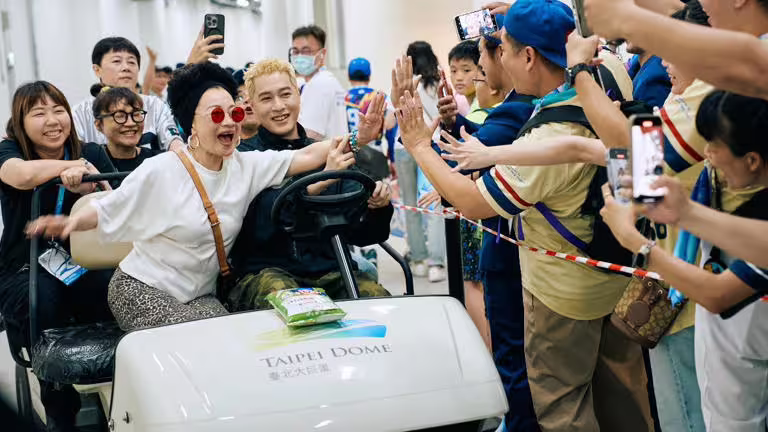 比莉和周湯豪開高爾夫球車替所有選手打氣。(圖/環球音樂提供) 比莉和周湯豪開高爾夫球車替所有選手打氣。(圖/環球音樂提供)