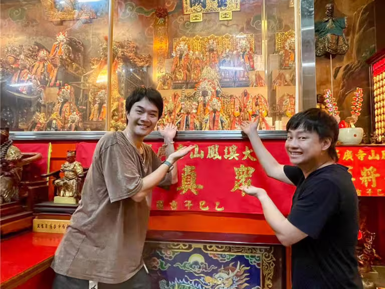 柯大堡(左)目前是大溪鳳山寺廣澤宮「乙巳年廣澤宮演藝祖師頭家」,與宮主賴銘偉是相識10多年的好兄弟。(林淑娟攝) 柯大堡(左)目前是大溪鳳山寺廣澤宮「乙巳年廣澤宮演藝祖師頭家」,與宮主賴銘偉是相識10多年的好兄弟。(林淑娟攝)