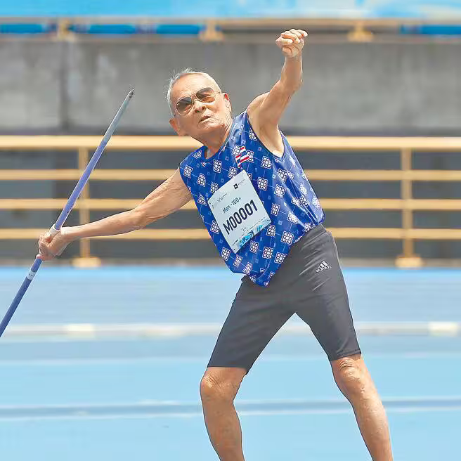 泰國105歲人瑞薩旺在田徑男子100歲以上組標槍奪金。(范揚光攝) 泰國105歲人瑞薩旺在田徑男子100歲以上組標槍奪金。(范揚光攝)