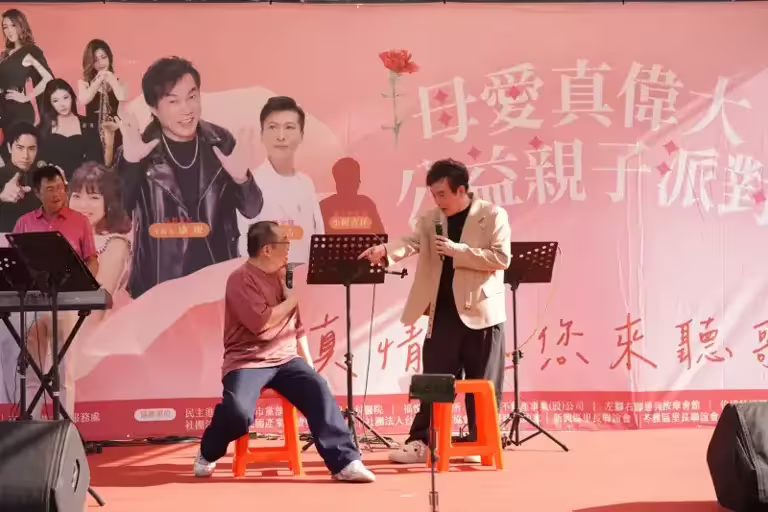 ▲活動現場星光熠熠,主持人由康康親自上陣,以幽默風趣的風格炒熱氣氛,讓大小朋友都留下深刻印象。(圖/市議員黃文益辦公室提供) ▲活動現場星光熠熠,主持人由康康親自上陣,以幽默風趣的風格炒熱氣氛,讓大小朋友都留下深刻印象。(圖/市議員黃文益辦公室提供)