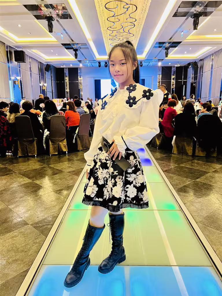 年僅15歲的鍾采穎許願希望能和歐弟合唱。(圖/萬星傳播提供) 年僅15歲的鍾采穎許願希望能和歐弟合唱。(圖/萬星傳播提供)