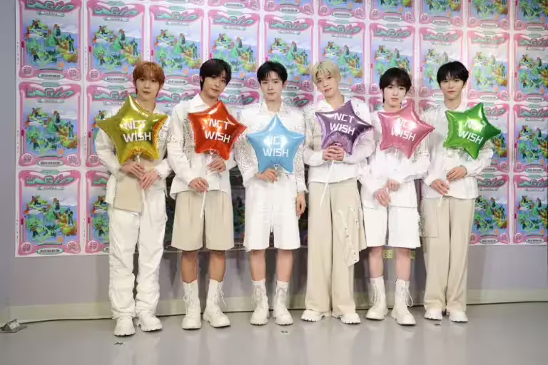 ▲NCT WISH成員(左起)遼、陸、勇志、是溫、咲哉、栽禧接受記者採訪時,每位成員都秀了一句撩妹語錄,還向記者透露最喜歡吃芒果冰跟地瓜球,晚上的演出中他們則是翻唱Super Junior的歌曲〈Miracle〉,嗨翻全場。(圖/特約攝影林柏年攝) ▲NCT WISH成員(左起)遼、陸、勇志、是溫、咲哉、栽禧接受記者採訪時,每位成員都秀了一句撩妹語錄,還向記者透露最喜歡吃芒果冰跟地瓜球,晚上的演出中他們則是翻唱Super Junior的歌曲〈Miracle〉,嗨翻全場。(圖/特約攝影林柏年攝)