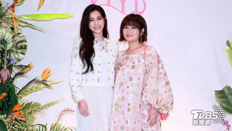 Selina和妹妹任容萱出席婚禮。（圖／趙世平攝）