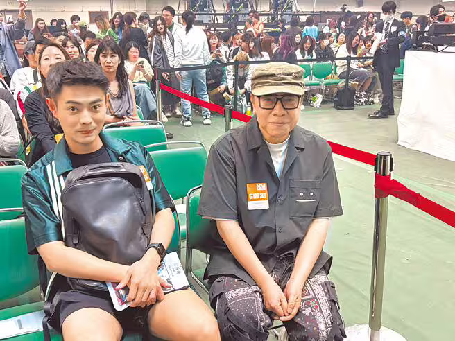 蔡康永（右）29日與友人一同到日本武道館觀賞蘇打綠演唱會。（黃雯犀攝）
