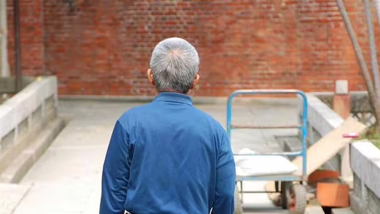 小宇從小就跟著外公到處演歌仔戲,還會撿拾資源回收貼補家計。(示意圖/Pixabay) 小宇從小就跟著外公到處演歌仔戲,還會撿拾資源回收貼補家計。(示意圖/Pixabay)