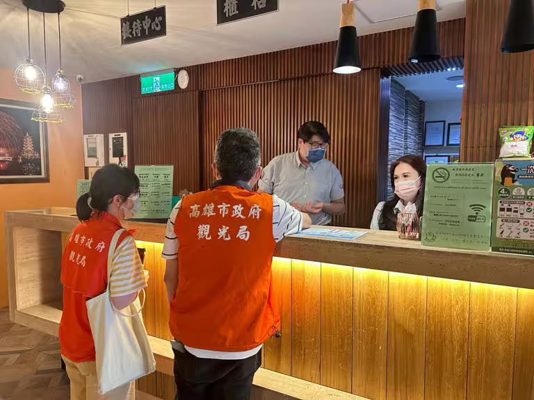 高市觀光局接獲投訴後立刻啟動旅宿現場調查。 圖:高雄市觀光局/提供 高市觀光局接獲投訴後立刻啟動旅宿現場調查。 圖:高雄市觀光局/提供