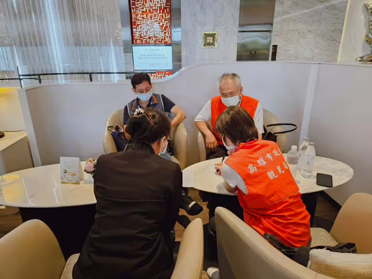 高市觀光局聯合消保官向旅宿業者宣導須遵循相關法規。 圖:高雄市觀光局/提供 高市觀光局聯合消保官向旅宿業者宣導須遵循相關法規。 圖:高雄市觀光局/提供