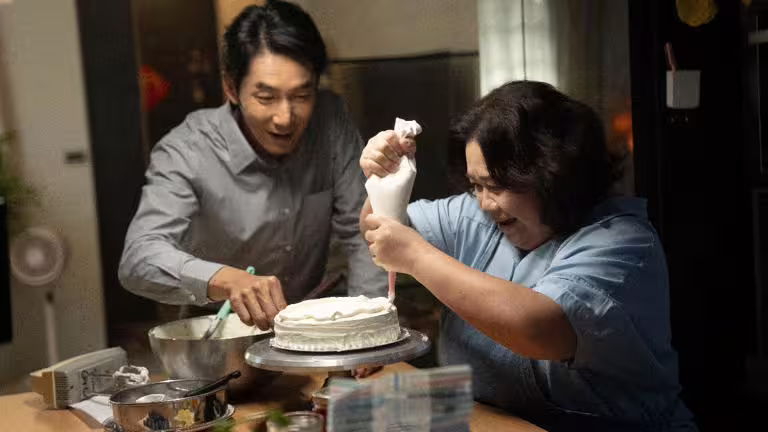 李李仁(左)在鍾欣凌的廚房一起備菜聊心事。(圖/華視提供) 李李仁(左)在鍾欣凌的廚房一起備菜聊心事。(圖/華視提供)