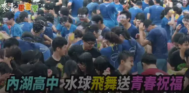 ▲不管是校園丟水球、還是柳絮紛飛,這些儀式都代表著喜迎畢業的到來。(圖/擷取自影片) ▲不管是校園丟水球、還是柳絮紛飛,這些儀式都代表著喜迎畢業的到來。(圖/擷取自影片)