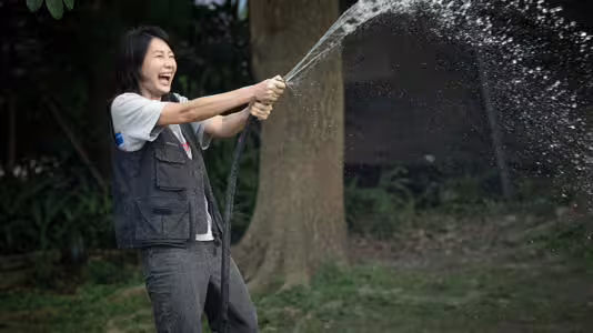 丁寧劇中拿水管向劉書宏報復,她開心分享報復很爽快。(圖/公視台語台、華視提供) 丁寧劇中拿水管向劉書宏報復,她開心分享報復很爽快。(圖/公視台語台、華視提供)