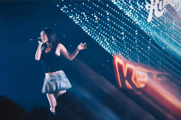 人氣歌手 Kimberley 陳芳語演唱經典代表作〈愛你〉,展現迷人嗓音魅力。(高流提供/洪靖宜高雄傳真) 人氣歌手 Kimberley 陳芳語演唱經典代表作〈愛你〉,展現迷人嗓音魅力。(高流提供/洪靖宜高雄傳真)