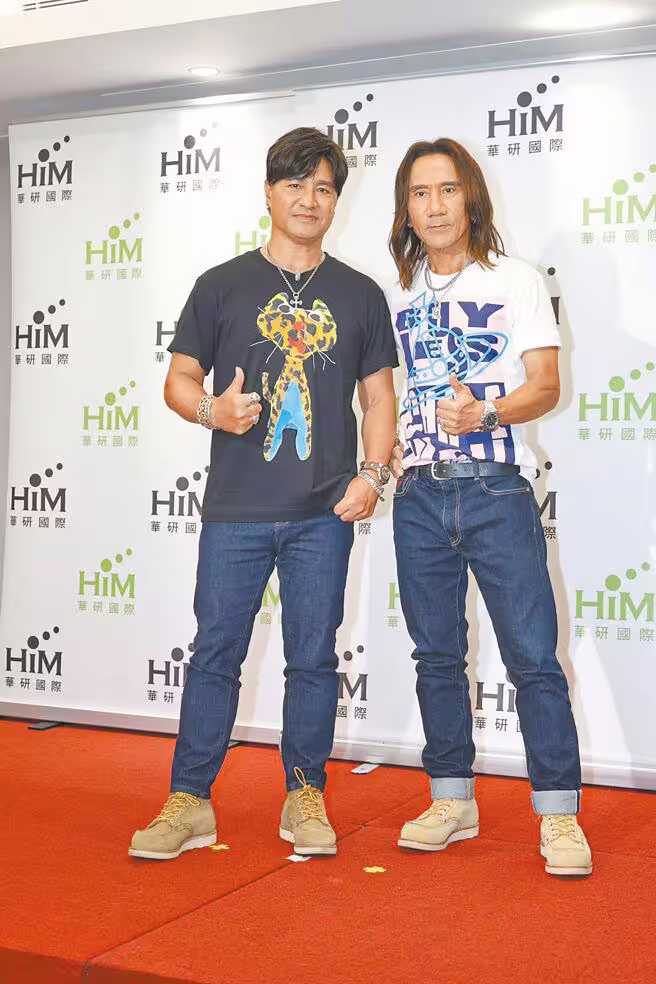 動力火車暌違20年再度獲得金曲肯定,尤秋興(左)、顏志琳28日晚間一同出席慶功宴分享心路歷程。(謝采恩攝) 動力火車暌違20年再度獲得金曲肯定,尤秋興(左)、顏志琳28日晚間一同出席慶功宴分享心路歷程。(謝采恩攝)