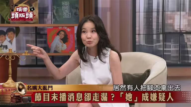 許聖梅某次結束錄影後,節目腳本立刻被外流。(圖/翻攝自「JET 娛樂頻」YouTube) 許聖梅某次結束錄影後,節目腳本立刻被外流。(圖/翻攝自「JET 娛樂頻」YouTube)