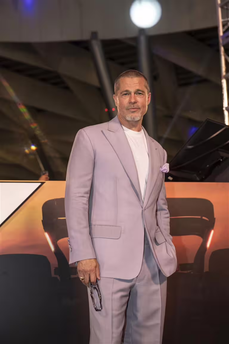 布萊德彼特在片中飾演退休的F1車手。(圖/華納兄弟提供) 布萊德彼特在片中飾演退休的F1車手。(圖/華納兄弟提供)