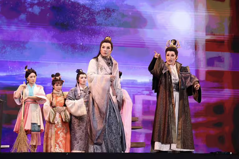 唐美雲(前左)、小咪(前右)兩人精彩的對手戲,讓台下觀眾直呼過癮。 唐美雲(前左)、小咪(前右)兩人精彩的對手戲,讓台下觀眾直呼過癮。