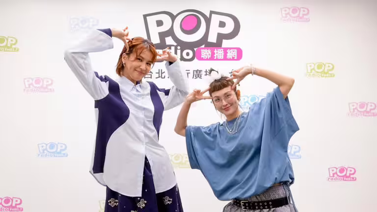 曾沛慈（左）作客好友魏如昀的電台節目，暢聊新專輯籌備內幕。（圖／Pop Radio提供）