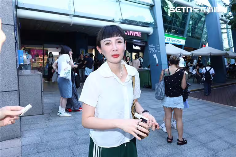 「金曲歌后」魏如萱也悄悄現身會場。(圖/記者鄭孟晃攝影) 「金曲歌后」魏如萱也悄悄現身會場。(圖/記者鄭孟晃攝影)