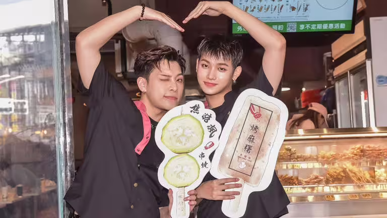 洪暐(左)、李定擔任一日店長。(圖/焦糖楓提供) 洪暐(左)、李定擔任一日店長。(圖/焦糖楓提供)