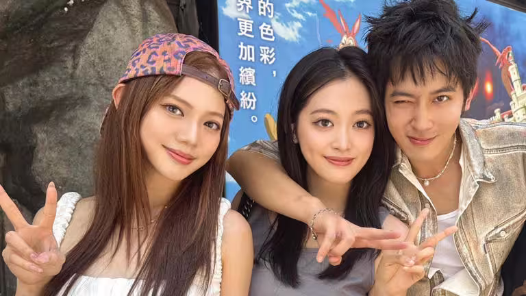 吳思賢跟王彩樺女兒拍照。(圖/華納音樂提供) 吳思賢跟王彩樺女兒拍照。(圖/華納音樂提供)