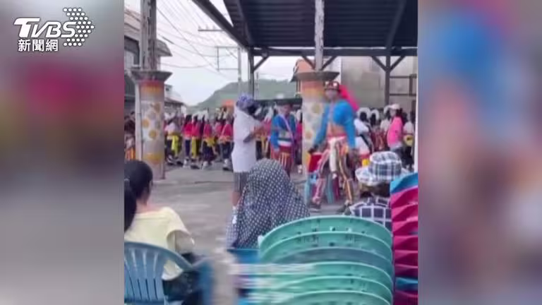 「帶歧視標題上傳影片」惹怒阿美族!落腮鬍男硬闖豐年祭被制止。(圖/民眾提供) 「帶歧視標題上傳影片」惹怒阿美族!落腮鬍男硬闖豐年祭被制止。(圖/民眾提供)