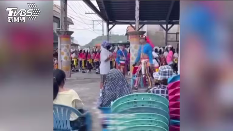 「帶歧視標題上傳影片」惹怒阿美族!落腮鬍男硬闖豐年祭被制止。(圖/民眾提供) 「帶歧視標題上傳影片」惹怒阿美族!落腮鬍男硬闖豐年祭被制止。(圖/民眾提供)