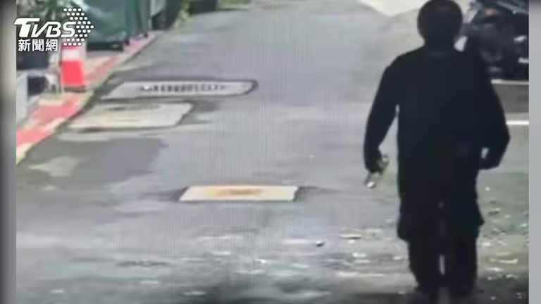 妹酒之王員工疑不滿調職,縱火燒店長機車。(圖/TVBS) 妹酒之王員工疑不滿調職,縱火燒店長機車。(圖/TVBS)
