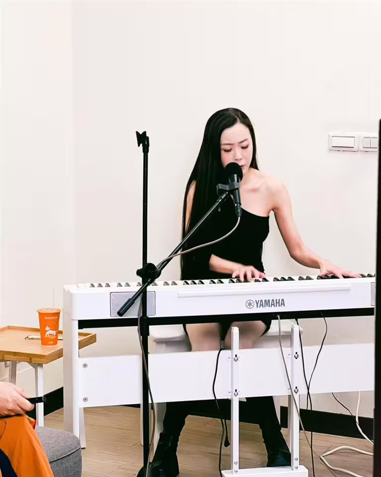 林冠吟憑藉〈毀滅愛情〉爆紅。（圖／翻攝自林冠吟臉書）