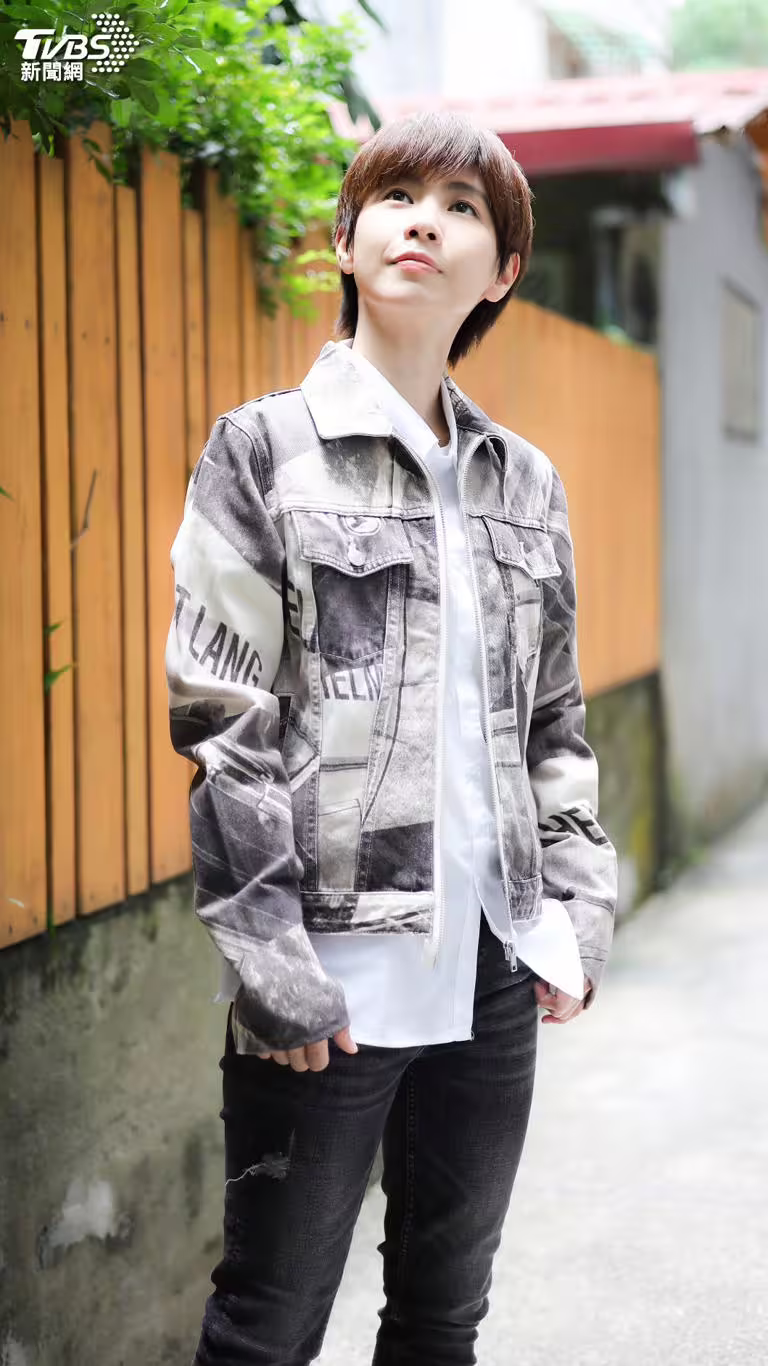 魏嘉瑩難忘出道時曾在宜蘭舉辦演唱會,當時只賣出兩張票,還是朋友買的。(圖/張哲鳴攝) 魏嘉瑩難忘出道時曾在宜蘭舉辦演唱會,當時只賣出兩張票,還是朋友買的。(圖/張哲鳴攝)