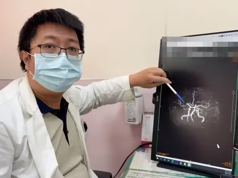 ▲大甲李綜合醫院神經內科醫師張峻誠說，患者右中大腦動脈有阻塞著徵象(圖／醫院提供2025.7.25)