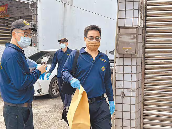 屏東市25日驚傳殺妻案，62歲薛男疑在自家廚房持水果刀刺死58歲陸姓妻子後，自己也傷重送醫，警方前往蒐證調查。（謝佳潾攝）（珍惜生命，安心專線：1925）