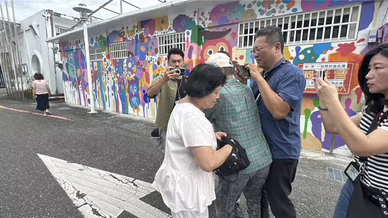 花蓮國中退休老師葉春蓮今天前往投票時，遭1名婦人阻擋去入。（羅亦晽攝）