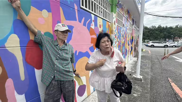 花蓮國中退休老師葉春蓮今天前往投票時，遭1名婦人阻擋去入。（羅亦晽攝）