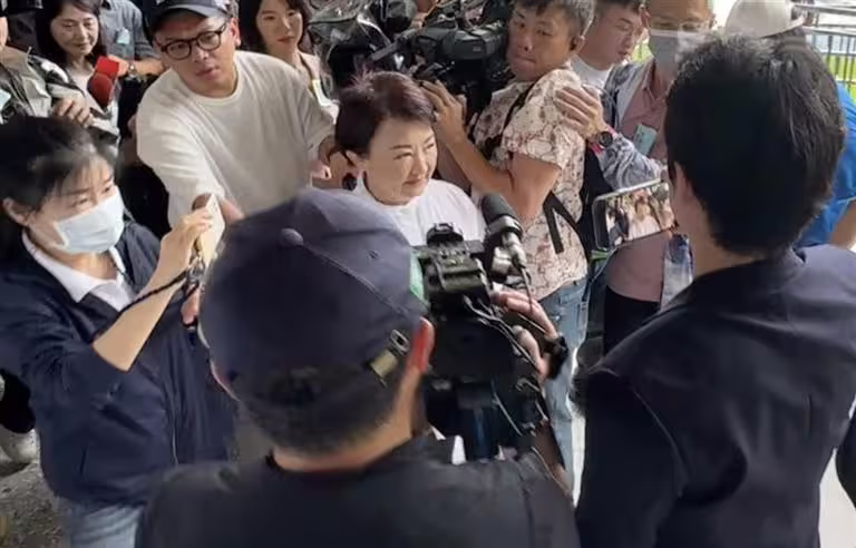 盧秀燕由市府人員陪同前往投票。（圖／記者林意筑攝）