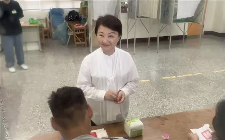 盧秀燕一早前往投開票所投票。（圖／記者林意筑攝）