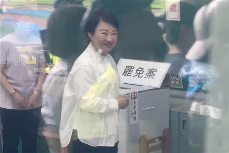 盧秀燕迅速投完票後低調離開。（圖／記者林意筑攝）