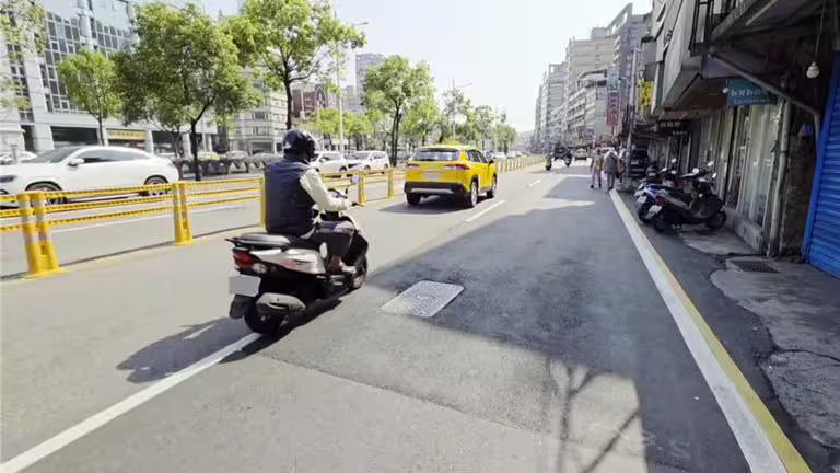 基隆市在仁一路、明德一路等路段設置雙柱型護欄,從交通工程層面,減少行人違規的發生機率。(張志康攝) 基隆市在仁一路、明德一路等路段設置雙柱型護欄,從交通工程層面,減少行人違規的發生機率。(張志康攝)