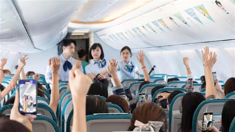 偉晉與粉絲萬呎高空相見歡，與來自各地的幸運粉絲齊聚空中。（圖／源活娛樂提供）