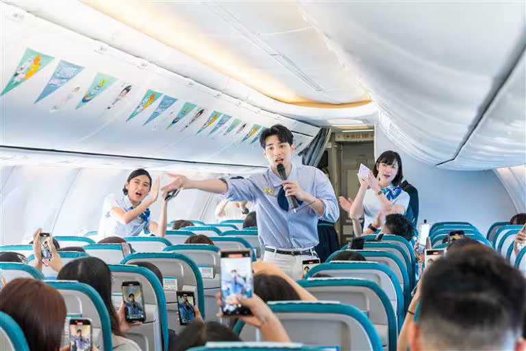 偉晉與粉絲萬呎高空相見歡，與來自各地的幸運粉絲齊聚空中。（圖／源活娛樂提供）