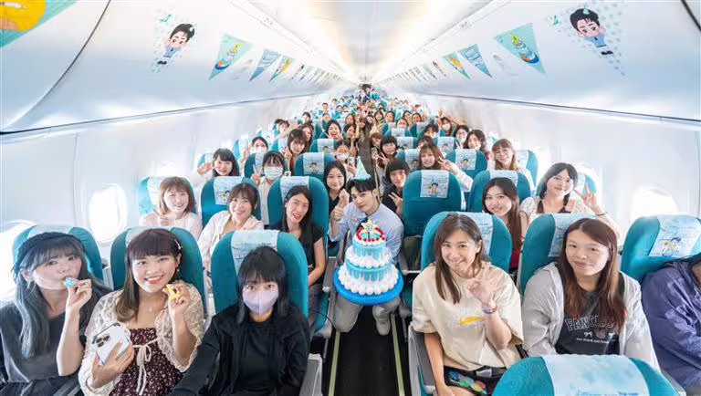 偉晉與粉絲萬呎高空相見歡，與來自各地的幸運粉絲齊聚空中。（圖／源活娛樂提供）