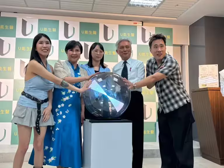 ▲藝人余祥銓夫妻與Ｕ能生醫創辦人林詩芸(左二），聯手為「買智醫佳，抽北海道機票」活動按鈕啟動。（圖／記者金武鳳攝，2025.7.29)