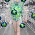 2018倫敦時裝周，色彩斑斕，bling~bling，網友：像是孔雀開屏！