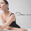 知名時裝品牌「奧卡斯·德拉倫塔」更換新標識，卻造成識別困難
