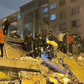 土耳其強震恐上千人喪命「高樓整棟消失剩煙」！「震爆天然氣管線」烈焰直沖天末日畫面曝　